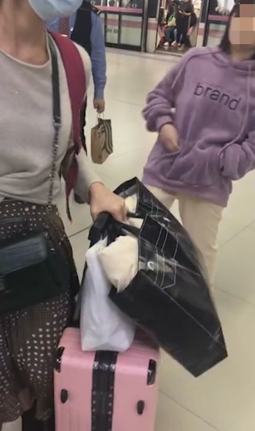 女子|武汉地铁回应“女孩因上错车踹另一女子”：已通过网络了解到相关情况