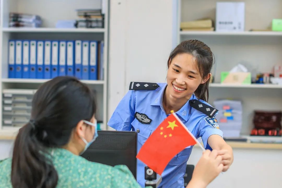 女子朋友圈官宣结婚，民警：赶紧分手！