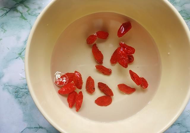 女人|35岁之后的女人，隔天这样喝一次，喝出好气色，皮肤红润有光泽