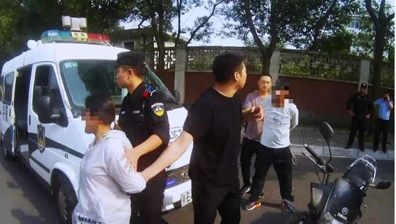 公里|女子乘摩托跨越500公里使用假币 湖北远安民警雷电行动抓现行