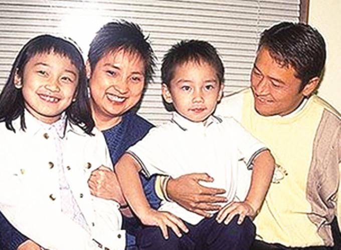  女友|苗侨伟26岁儿子与女友秀恩爱，身材健硕长相不及爸，长居国外生活