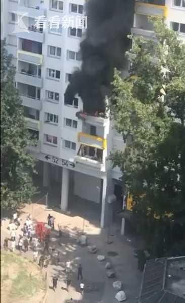  逃生|快跳楼!公寓失火两男童滚滚黑烟窗口逃生 视频曝路人徒手全接住