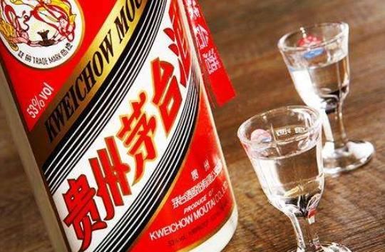 浓香型|为什么有些喝酱香酒的人会鄙视喝浓香型酒的人?