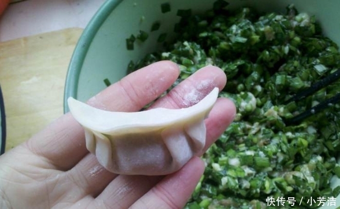  可口|调韭菜饺子馅，教你几个小技巧，韭菜不出水不变色，鲜香可口