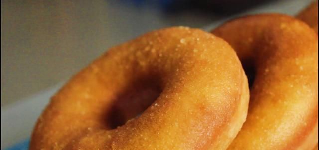 酵母|纯手工制作甜甜圈教程,外焦里嫩颜色金黄,再也不用为早餐发愁了