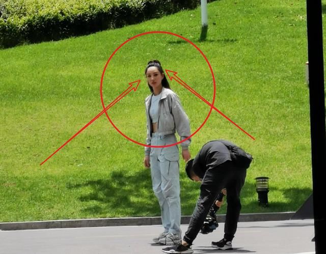  瞩目|《小巨人运动会》最新路透，许佳琪手拿道具剑，郑希怡发际线瞩目