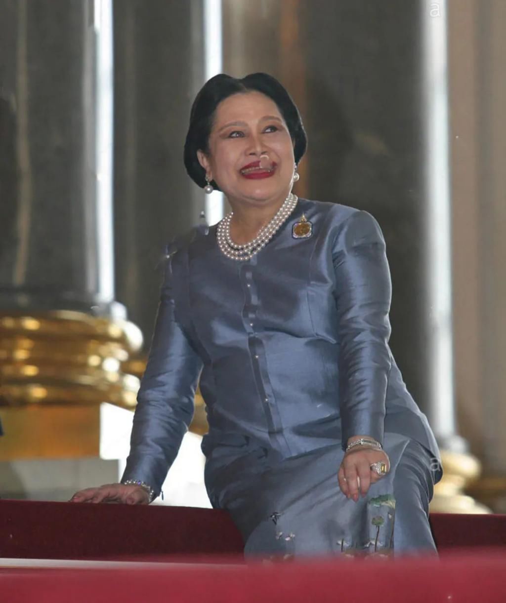  欣赏|87岁诗丽吉魅力大，参观博物馆被男馆长欣赏，王太后美而不自知