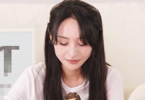  郑爽|郑爽直播吃火锅，蔬菜吃一口便放旁边，嘴里却在喊着好吃