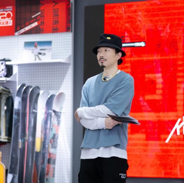  微博小号|选秀需谨慎：《明日之子》选手和评委吵架，气出心脏病被担架抬走