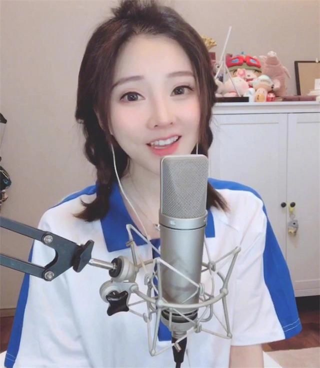 奶昔|冯提莫似乎发现自己腿优势了，阔腿裤换成奶昔少女袜后，效果绝了