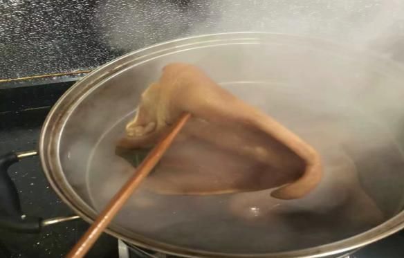 下酒|猪身上最脆爽的一块肉,简单卤一卤,下酒下饭还能美容养颜