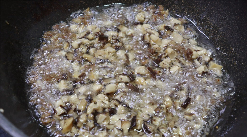  肉丁|自制香菇肉丁酱，拌啥都好吃，20元成本做一大碗，不用去超市买了