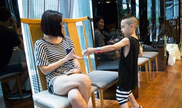 小朋友|熊孩子扯断别人项链,得知价格不菲!宝妈:我只赔五百块钱