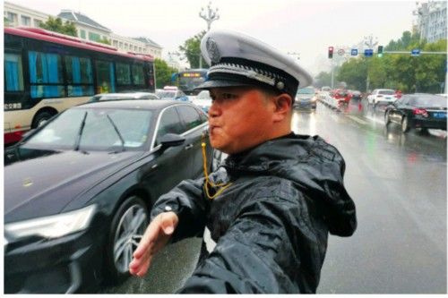 聊城交警忙碌在雨中
