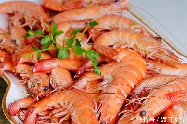 过程中|白灼虾时,放盐时机有讲究,否则虾肉腥味重还难吃,一锅虾白煮了