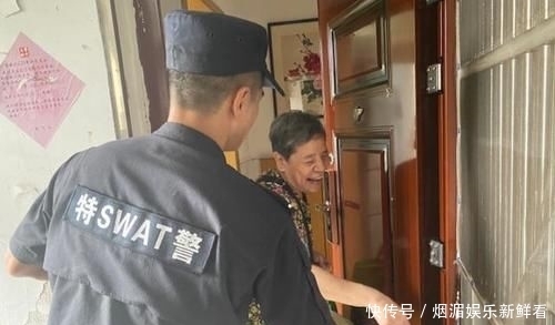 特警|盲人老太太手持拐杖过马路 特警不仅扶住了她 还把她安全送到家