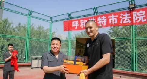  帅气|45岁巴特尔身价千万，55岁娇妻风韵犹存，女儿漂亮儿子帅气