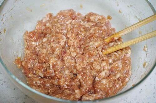 酥脆|酥脆掉渣的油酥肉饼，拌馅揉面油煎的三大窍门，几分钟学会不用愁