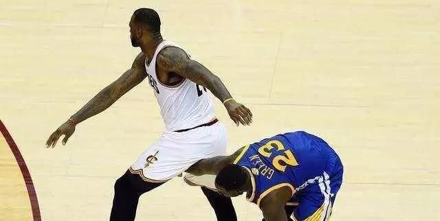  勇士|美媒列出勇骑7大复仇时刻，格林4次上镜，詹姆斯墓碑蛋糕败人品