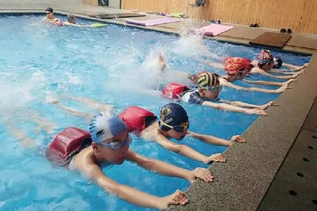  干性|宝爸带8岁儿子游泳，回家后孩子却呼吸困难，“干性溺水”危险大