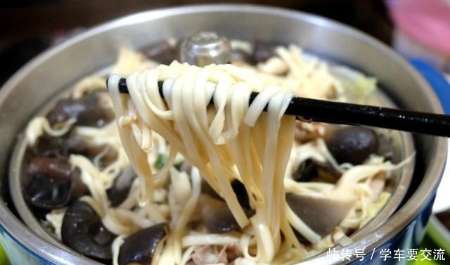 冬天|冬天在家吃火锅乐趣多,孩子自己夹菜,安全不怕烫,妈妈省心多了