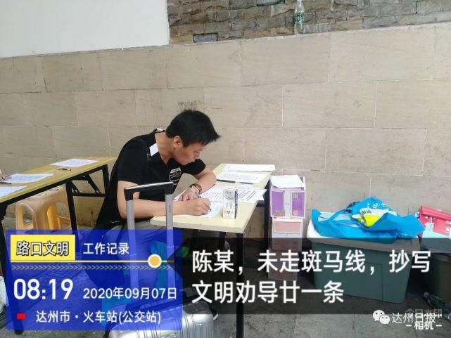 耍横|乱穿马路，当街耍横，还咬伤交警…拘留10天！