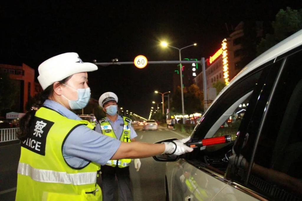  交警|江汉油田公安局交警夜查酒驾 现场直播引26万余人围观