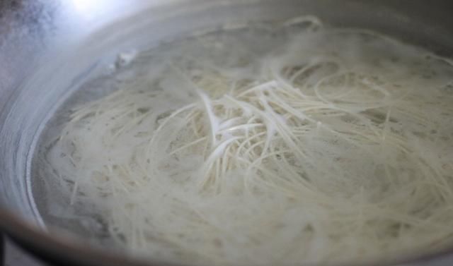  香味|一道懒人主食，咸香味美，恨不得连锅一起端走