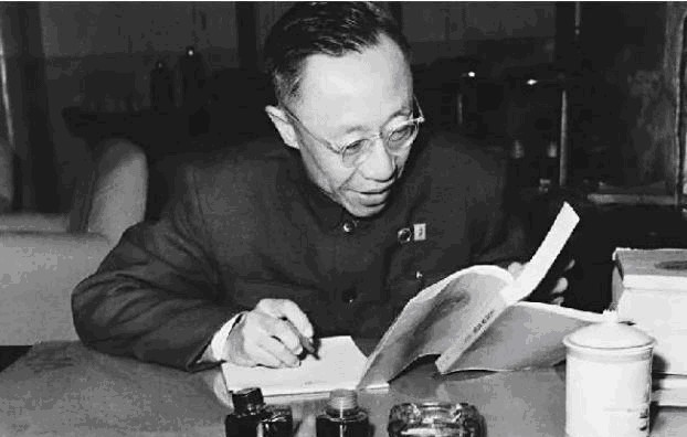 饼都是凉|溥仪被仆人骗了20年,亲自上街买烧饼才知道真相!