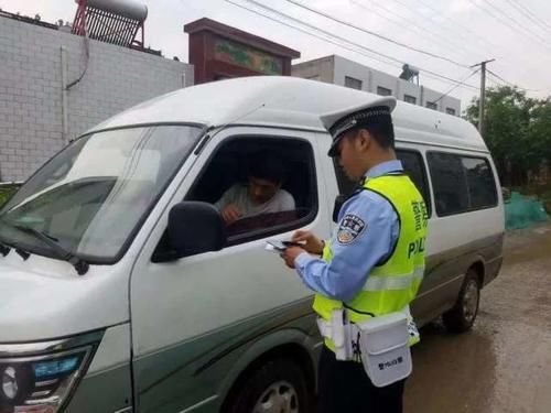  面包车|交警拦住一辆面包车，打开尾门一看，交警：你好大的胆子
