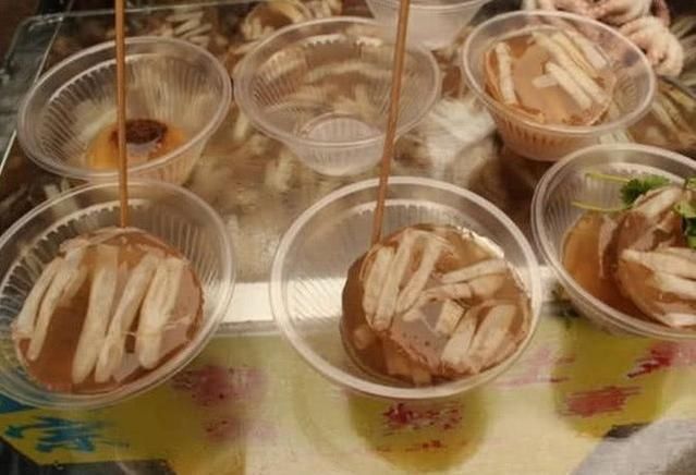 美食|小伙在街边卖这种看起来像“果冻”的美食,敢吃的女生都是女汉子