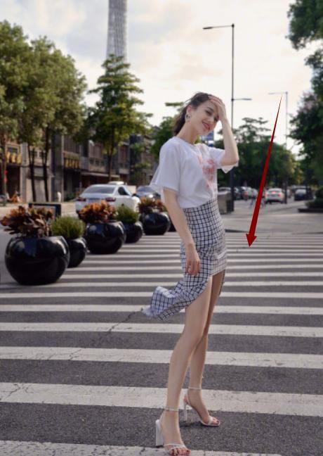  黄圣依|黄圣依为了显腿长，把裙子剪短三分之二，看到效果：这谁扛得住？