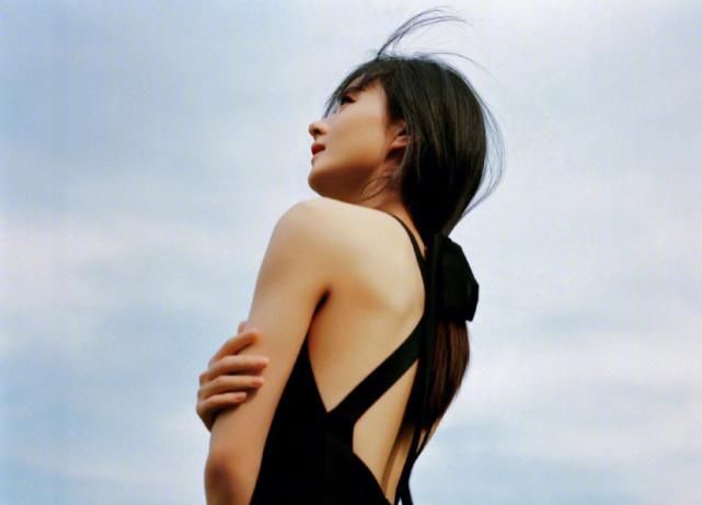  露背|赵丽颖有多放飞自我？“露腰、露背”礼服显瘦，确意外暴露短板！