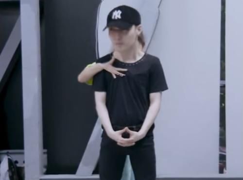  张艺兴|不敢信张艺兴居然尝试“直男挑战”，当女孩伸手后，是个男的都崩溃