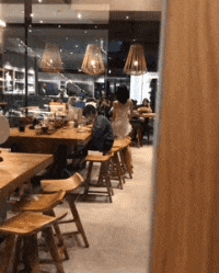 盾牌|搞笑GIF趣图：兄弟，你不如买个盾牌得了，吓成这样