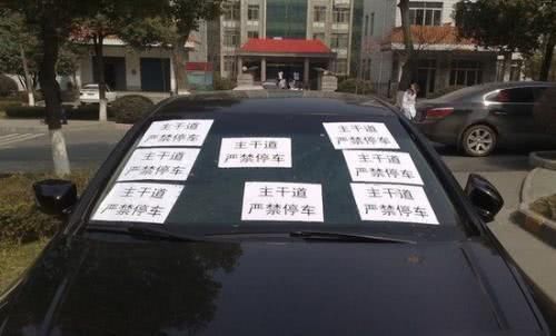  越线|8根铁柱钉严实，专治各种车位越线，邻居投诉后：治的就是你！