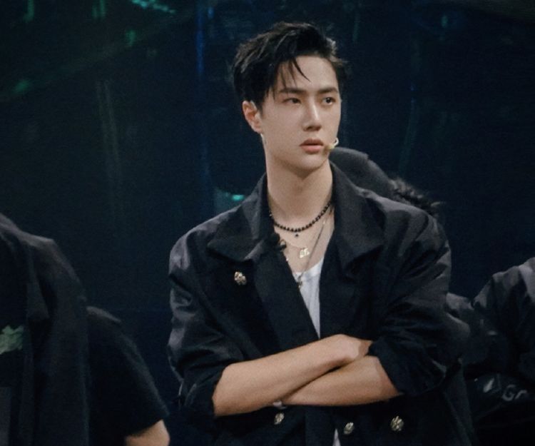  女生|街舞：王一博被火锅辣到流鼻涕打喷嚏，腰围让人意外，女生都羡慕