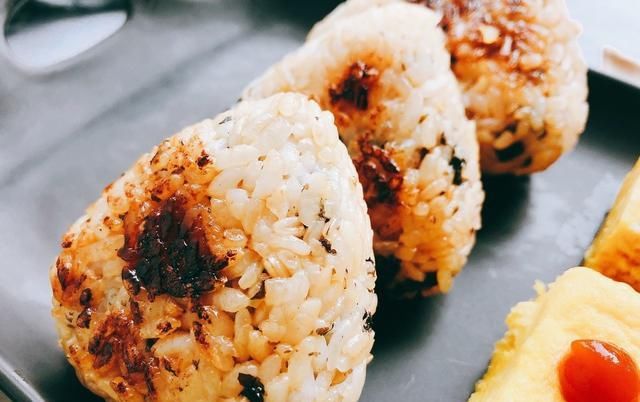  饭团|金枪鱼粗粮饭团，低脂低卡减肥餐，营养健康的便当美食，超简单