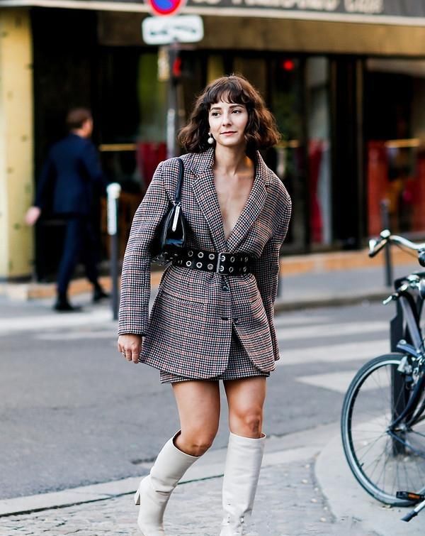 高级有质感|还在背水桶包吗？今年流行的可是“腋下包”，谁背谁好看