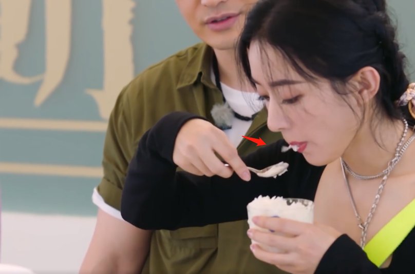  糟糕|赵丽颖《中餐厅》把刨冰吐回碗里，边数钱边吃饭，生活习惯太糟糕