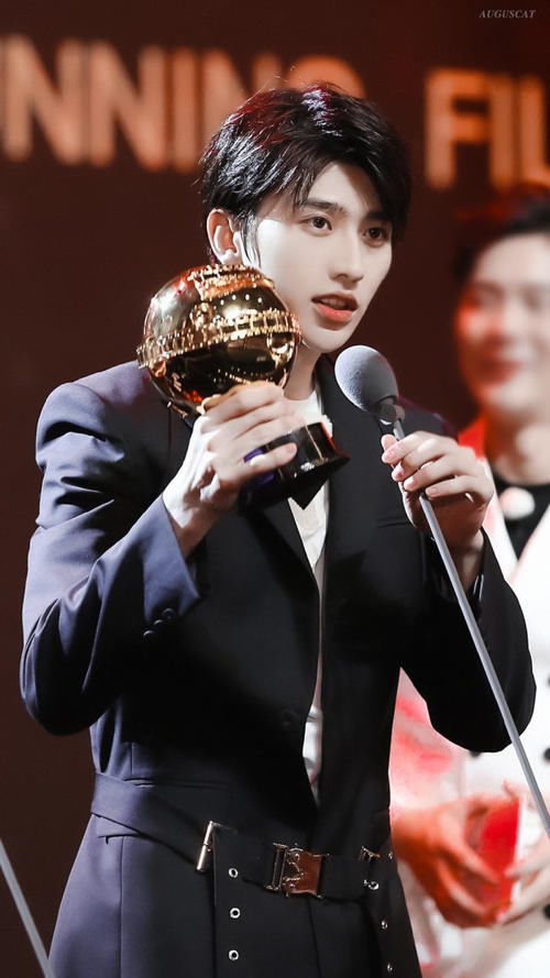  蔡徐坤|蔡徐坤热度飙升，《奔跑吧》表现出色，新歌《情人》大火热度不减