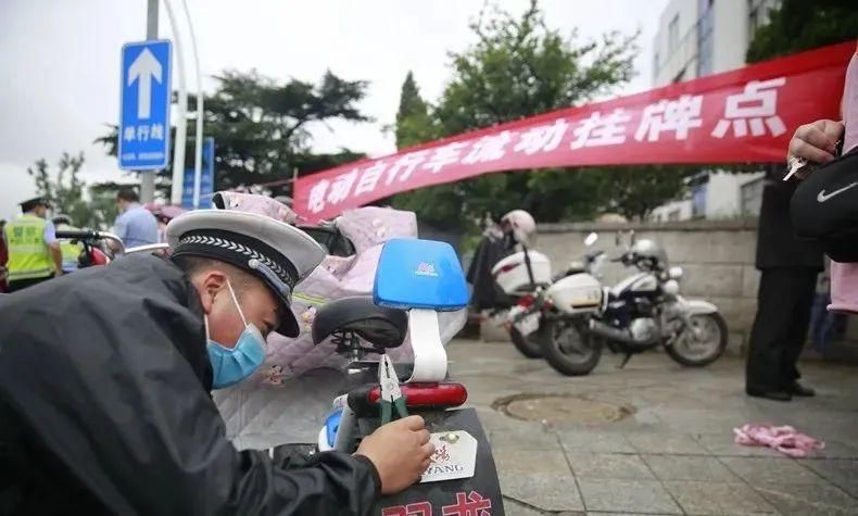  电动|一致好评丨招远交警冒雨走上街头帮电动自行车上牌!