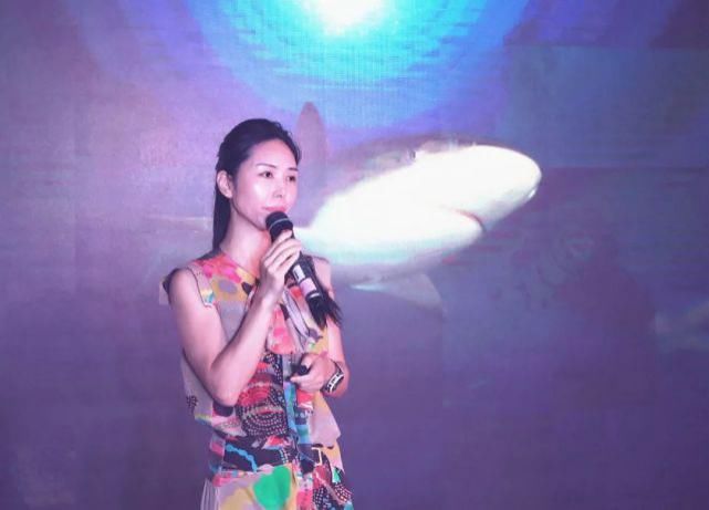 最美|41岁单亲妈妈放弃百万年薪，与鲨鱼共舞，冒死拍出最美水下中国！