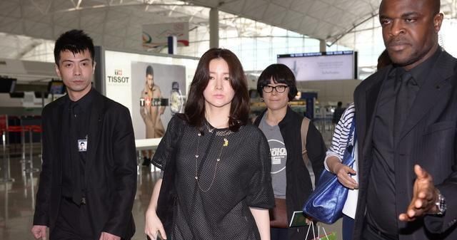  保养|49岁李英爱保养得太好了，穿黑色Look素颜现身，皮肤状态像30岁