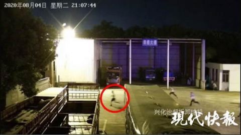  王某的驾驶|货车超载被查，司机扔下15岁儿子跳河逃跑