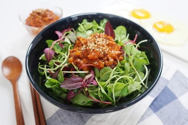 美食|简单美食之《嫩芽菜牛肉盖饭》的做法