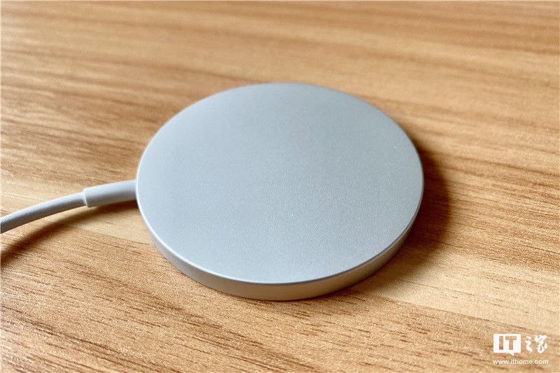 充电器|＂苹果 MagSafe 充电器＂第一时间开箱与简评
