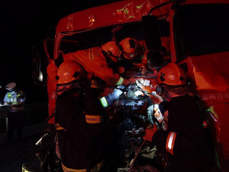  追尾|凌晨，高速上罐车追尾半挂车，幸好司机无生命危险
