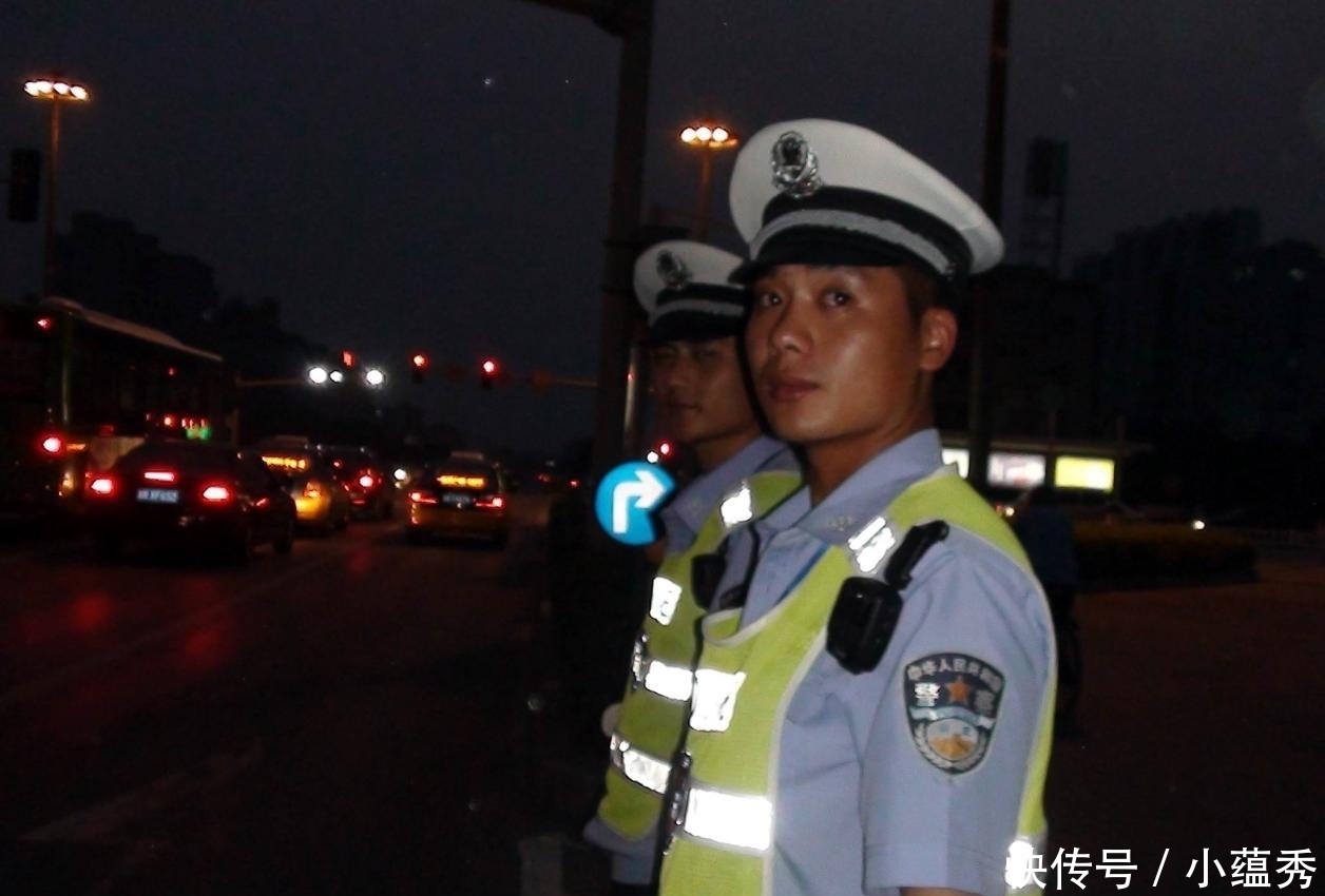  警察|车主无证驾驶被抓，下车后脸色苍白，问的问题让警察无法回答