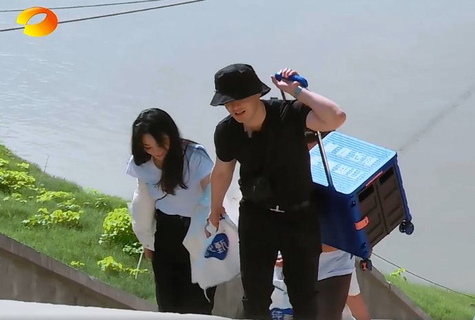  脱妆|《中餐厅》黄晓明来回10趟搬行李，累到脸肿脱妆，节目组过分了